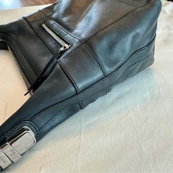 GUCCI (100% Authentic)- Classic Black Leather Front Zip Pocket Shoulder Bag - Picture 6 of 16